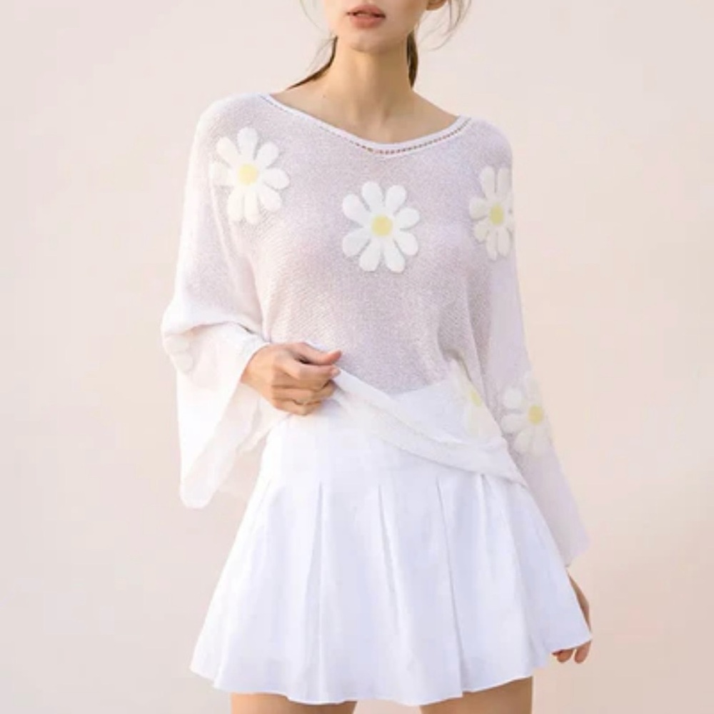 STORIA Oversized 3-D Daisy Knit Cropped Top